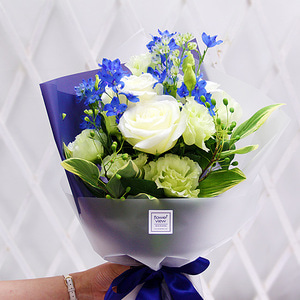 흰장미 델피늄 꽃다발 시원한 블루톤 여자친구 생일 선물